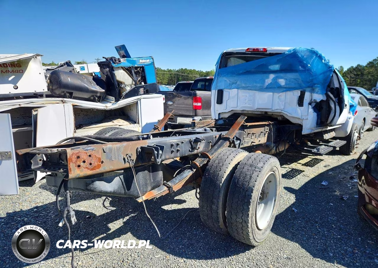 2020 Chevrolet Silverado Medium Duty VIN:1HTKJPVKXLH255935 - 3