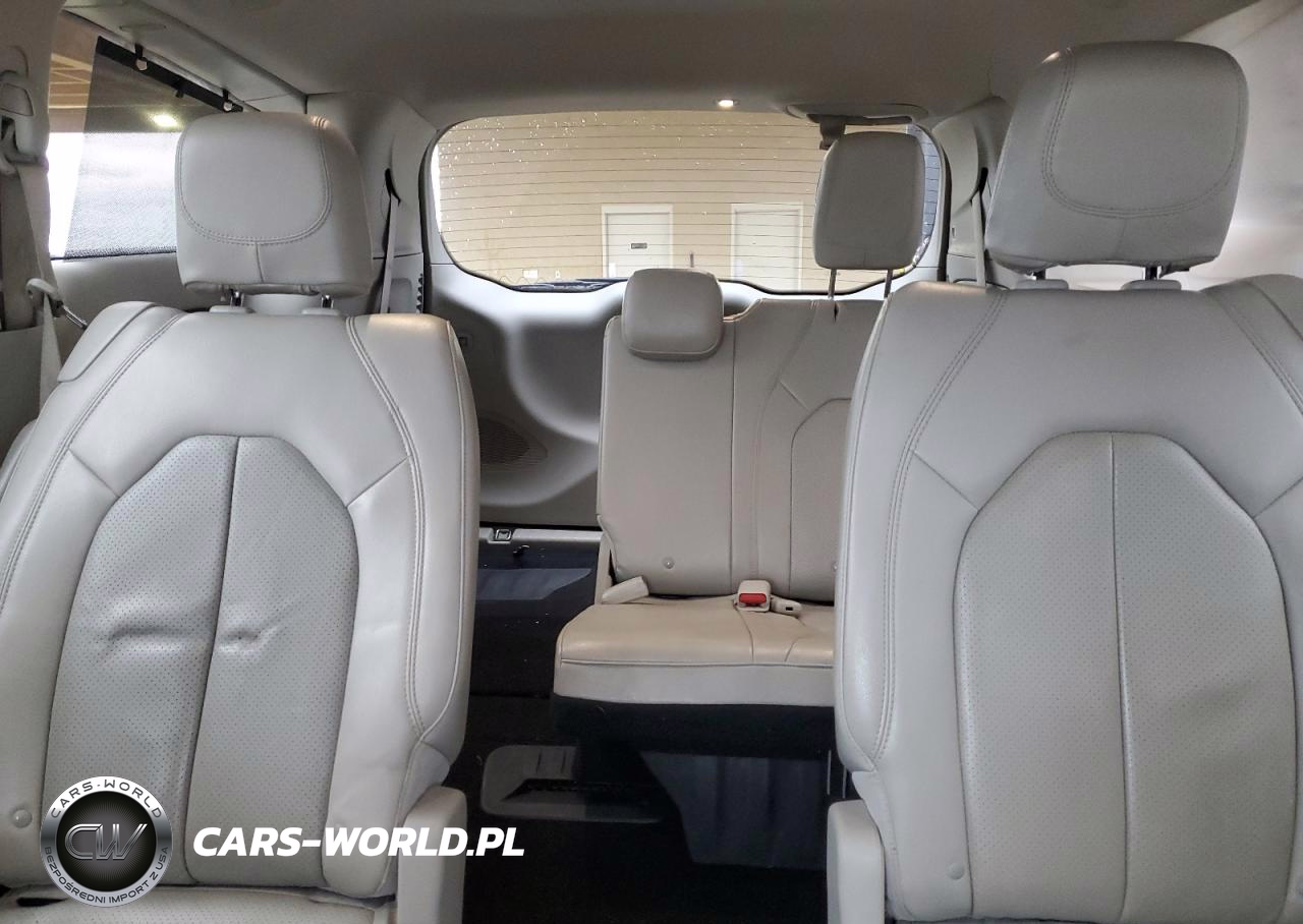 2018 Chrysler Pacifica Touring L Plus VIN:2C4RC1EGXJR350267 - 10