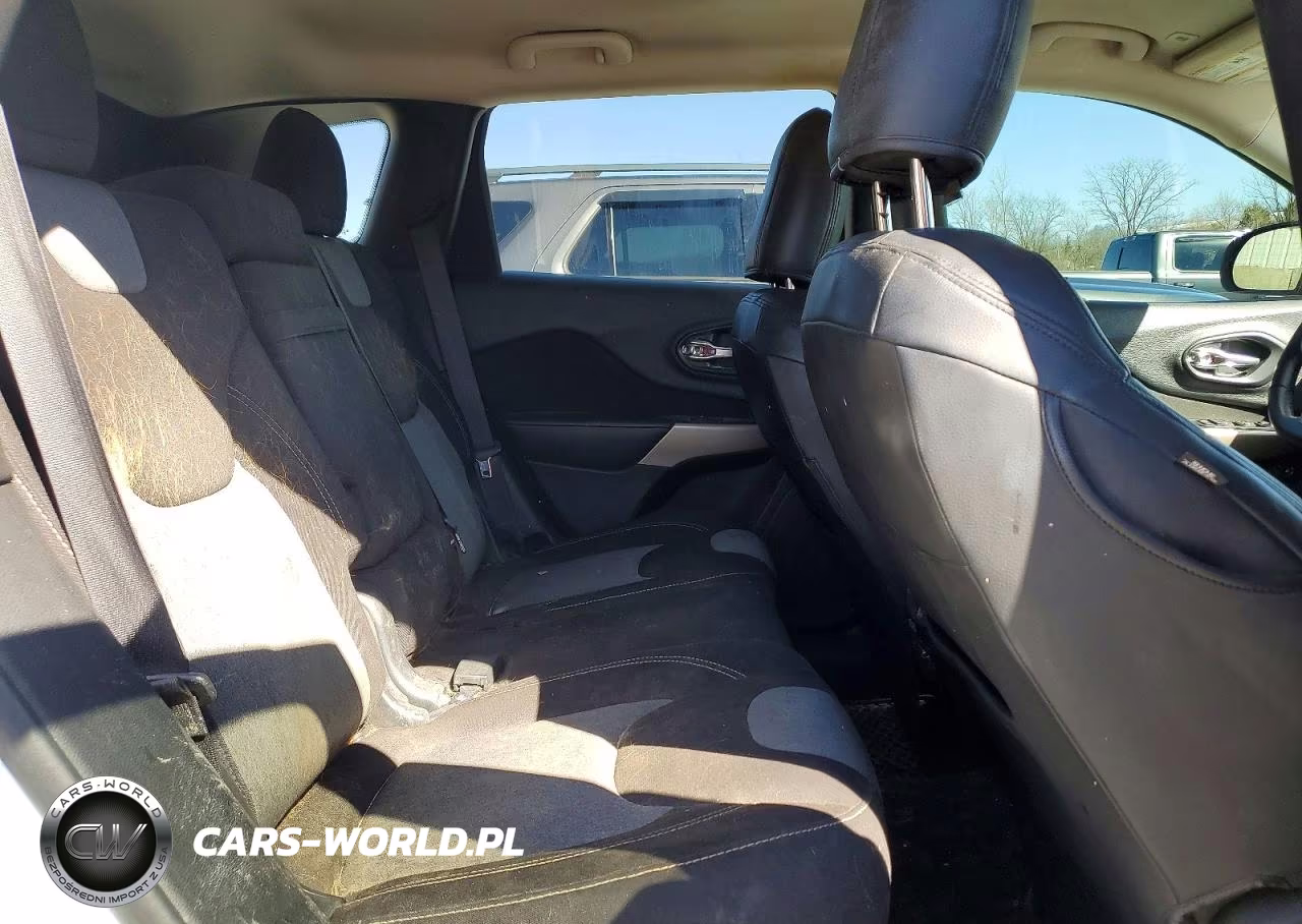 2018 Jeep Cherokee Latitude VIN:1C4PJMCBXJD505795 - 11