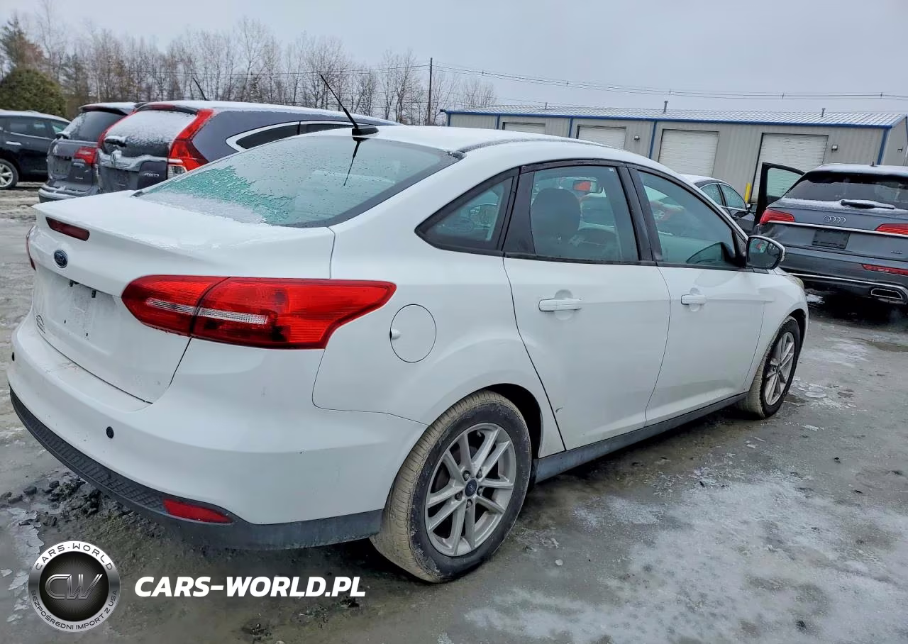2016 Ford Focus Se VIN:1FADP3F23GL247700 - 3