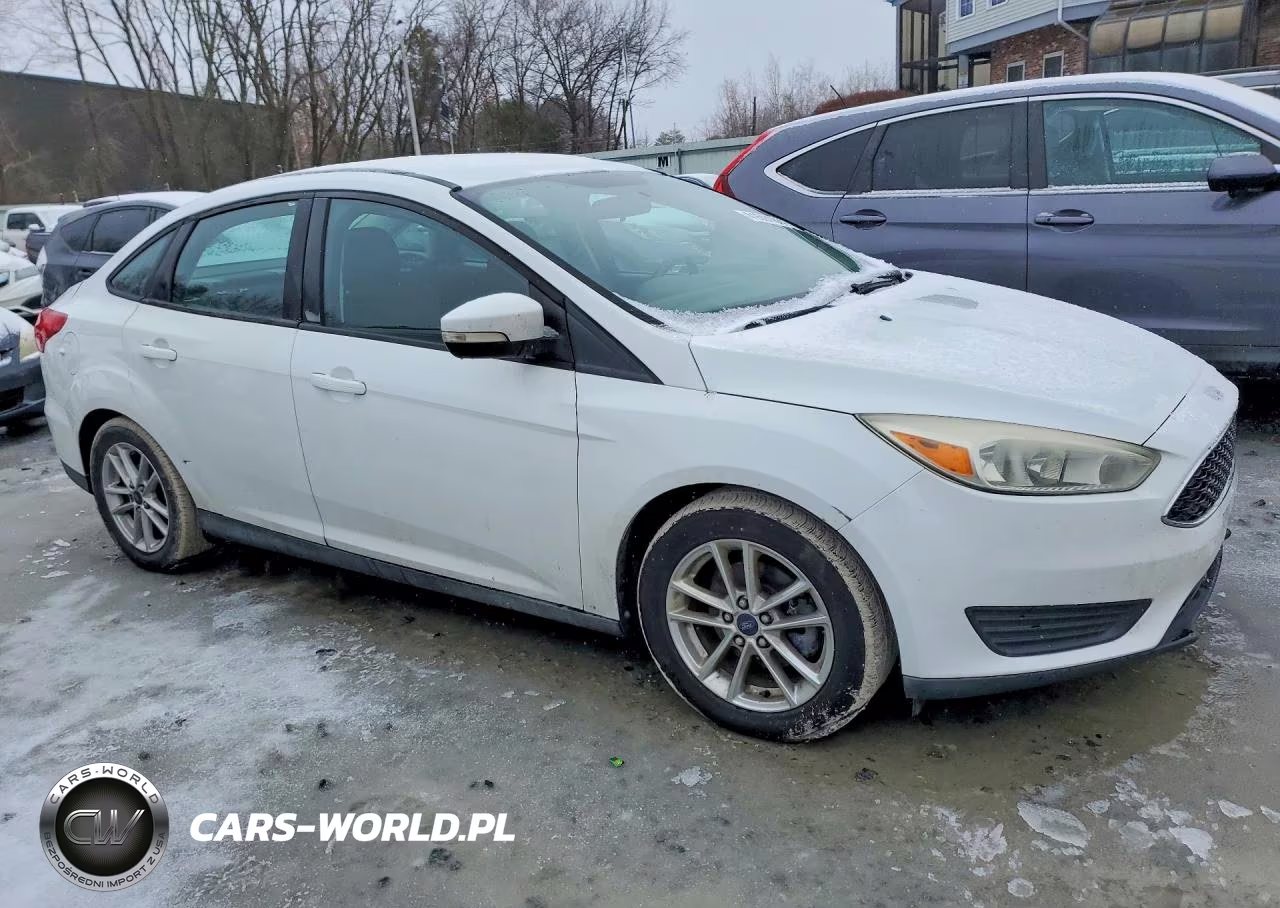 2016 Ford Focus Se VIN:1FADP3F23GL247700 - 4