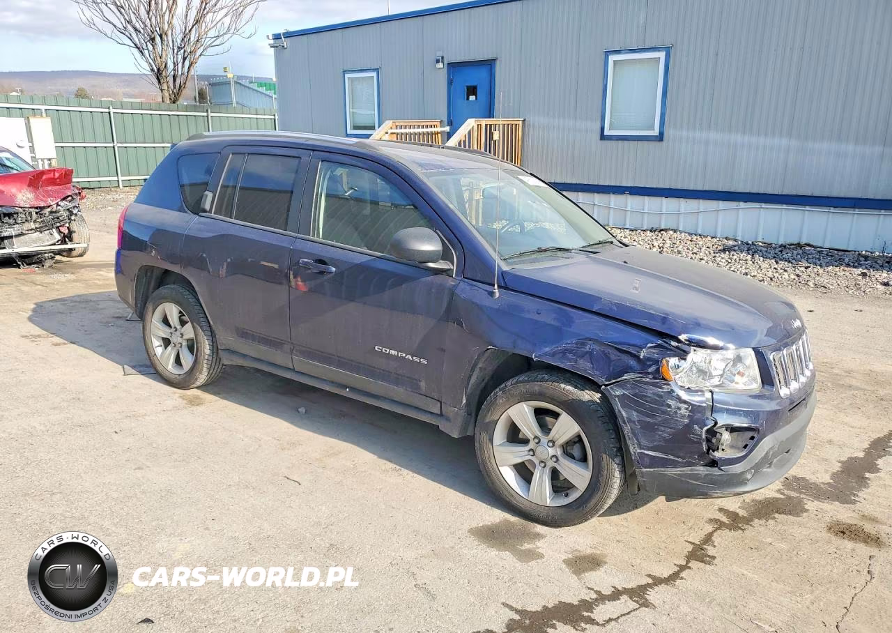 2013 Jeep Compass Latitude VIN:1C4NJDEB8DD207612 - 4