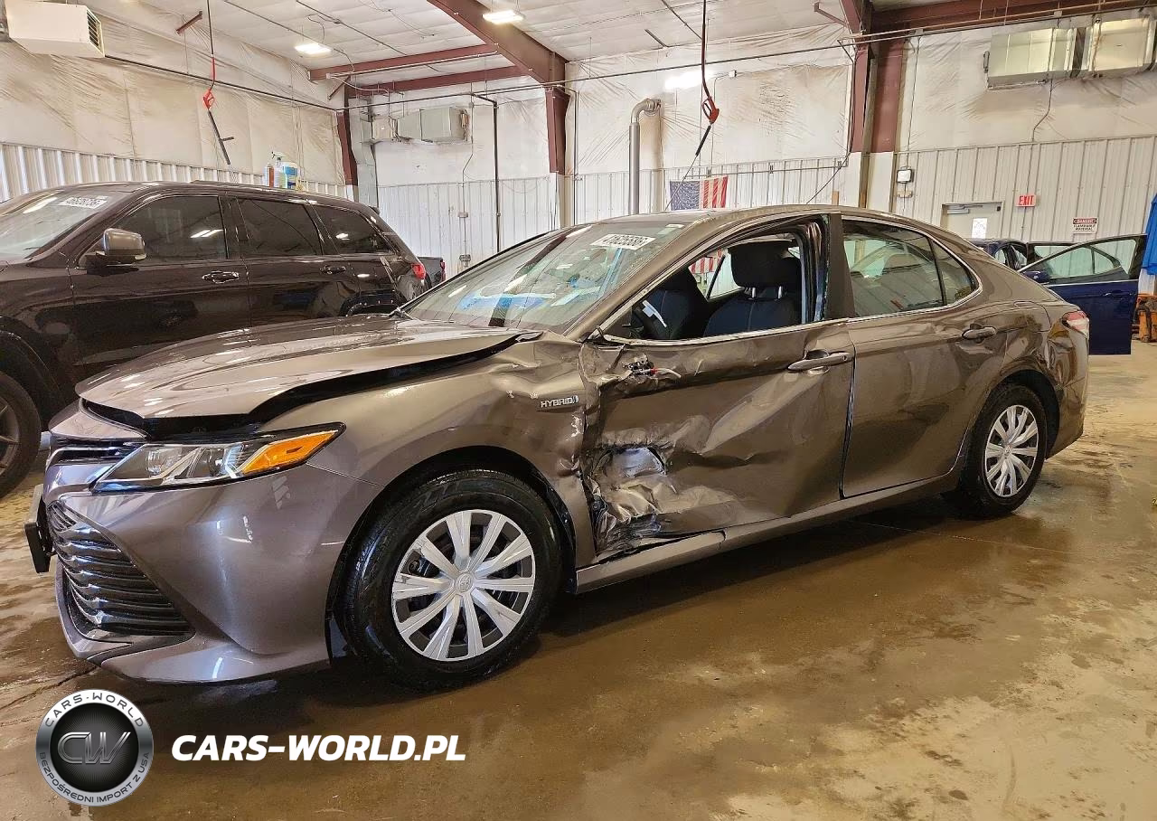 2020 Toyota Camry Hybrid Le – zdjęcie 1 z 13