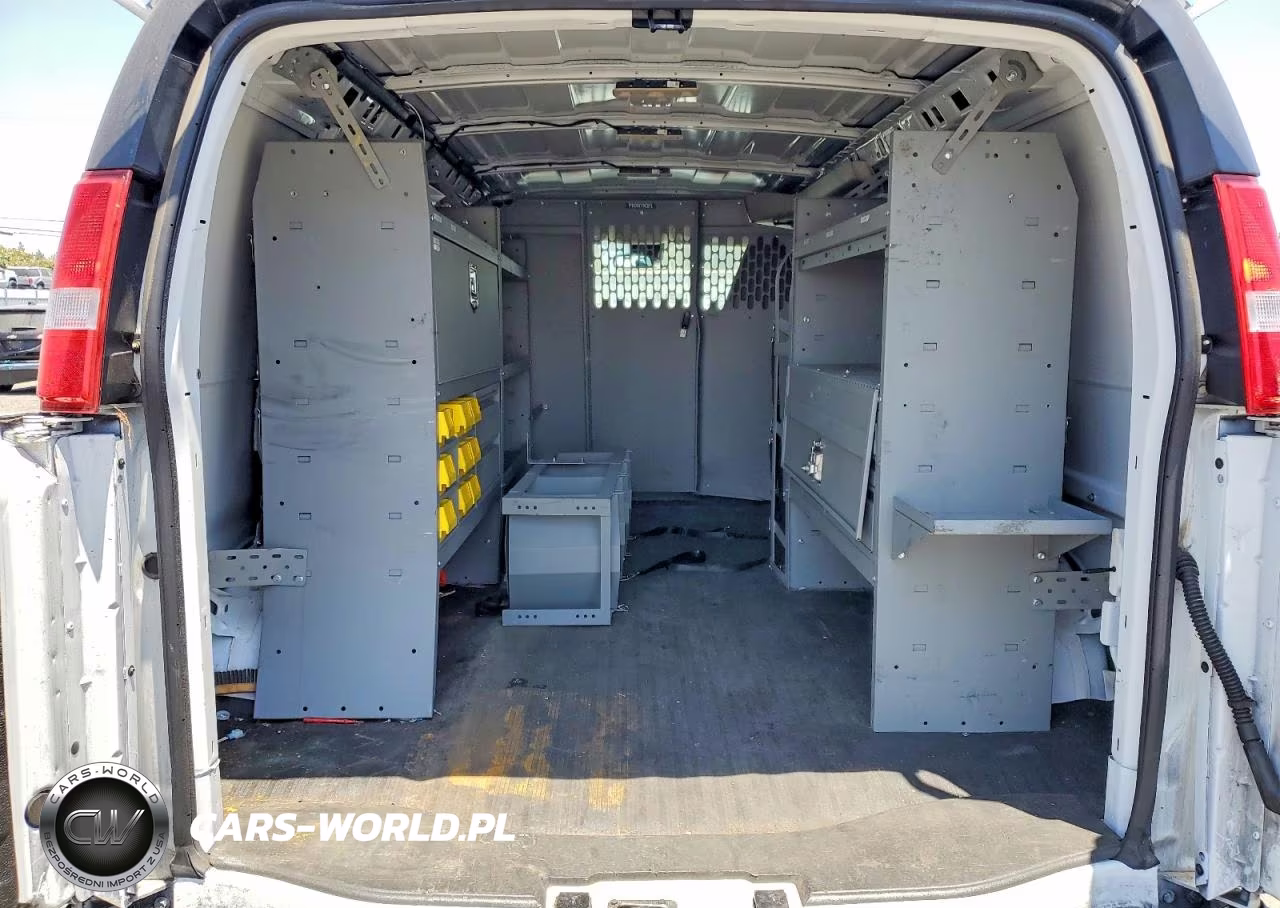 2025 Chevrolet Express G2500 VIN:1GCWGAFP7S1113098 - 10