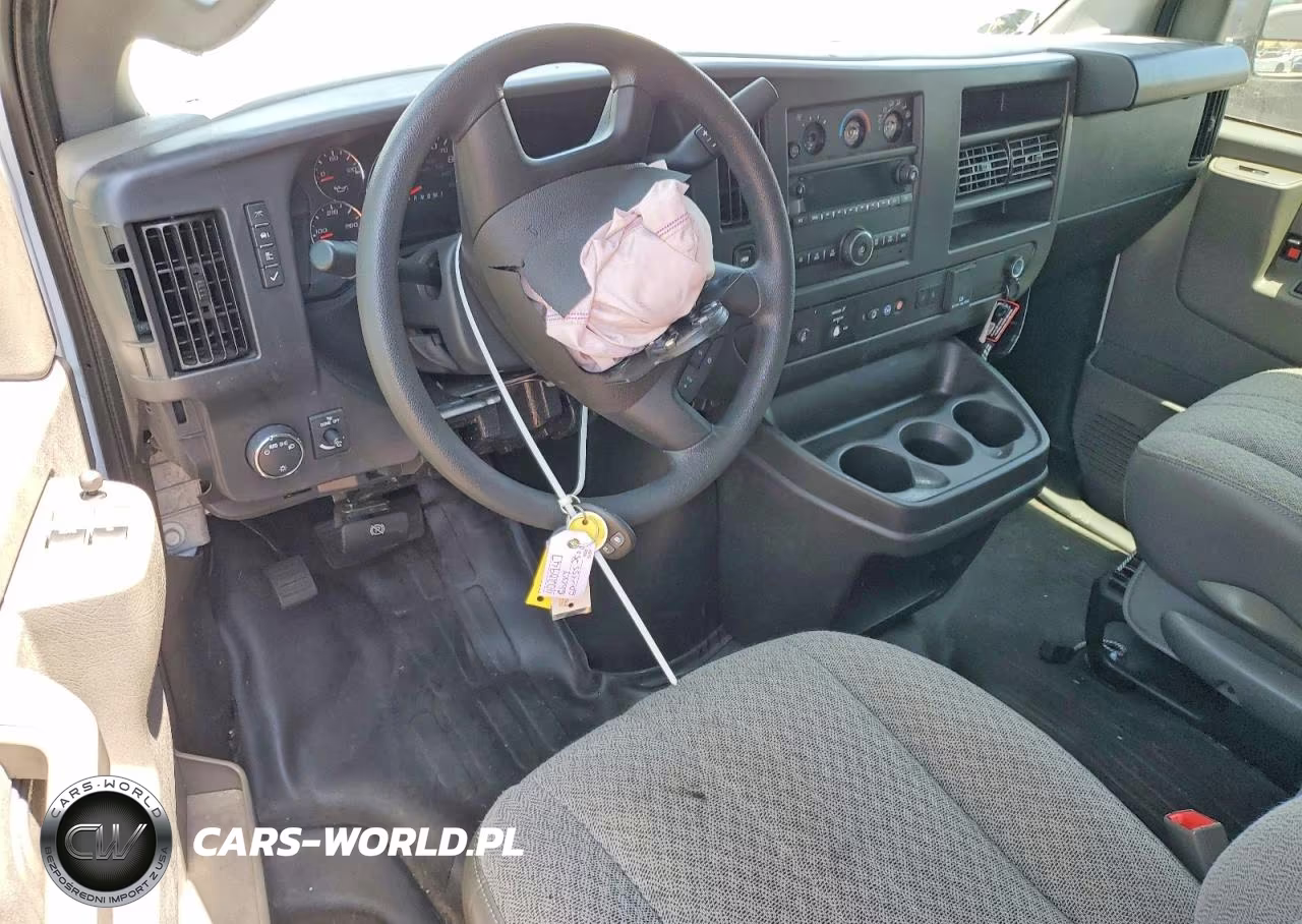 2025 Chevrolet Express G2500 VIN:1GCWGAFP7S1113098 - 8