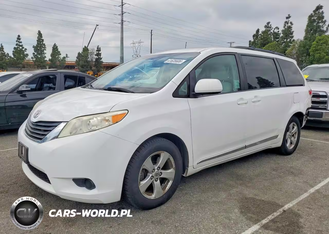 2014 Toyota Sienna Le 8-Passenger