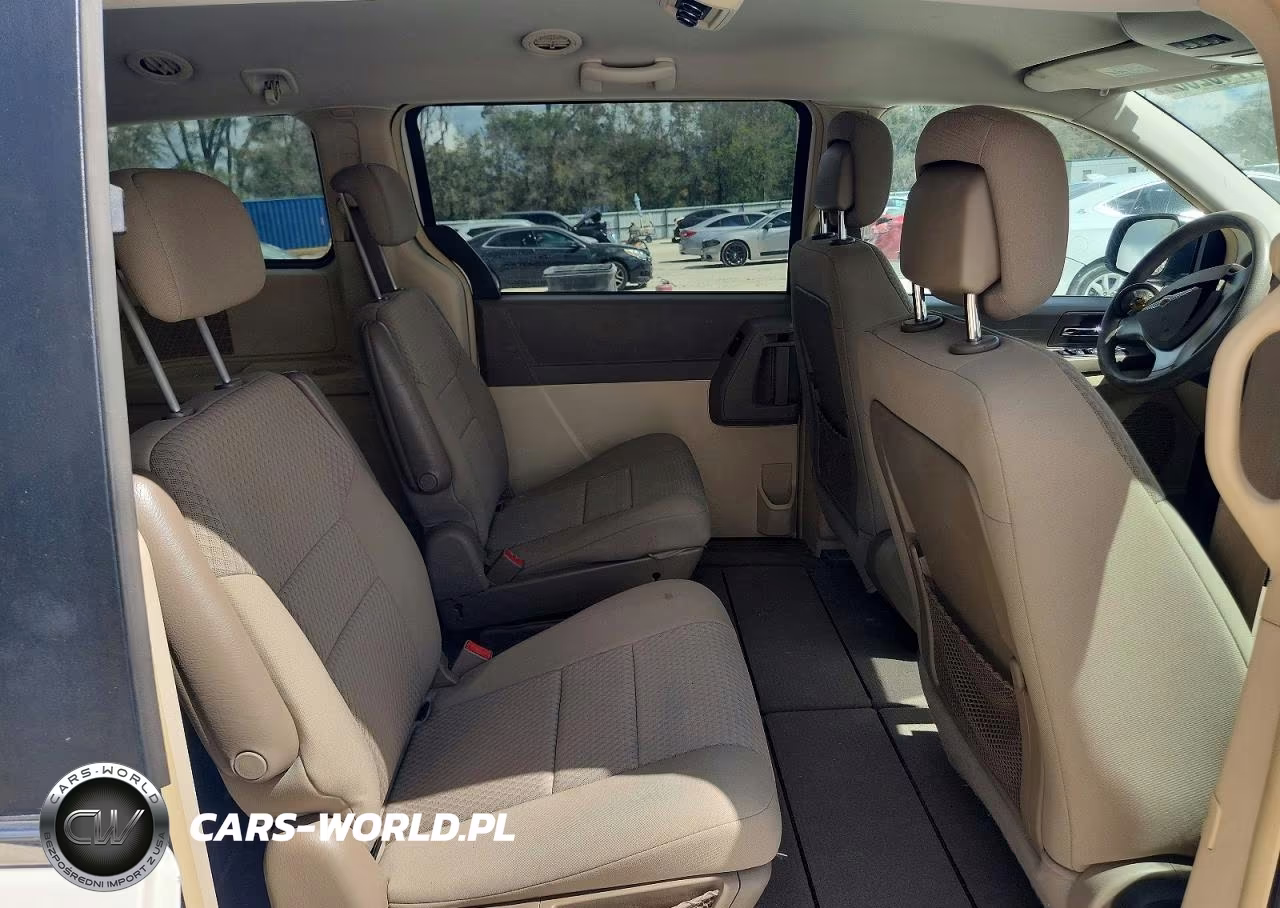 2010 Chrysler Town & Country Lx VIN:2A4RR4DE0AR271880 - 11
