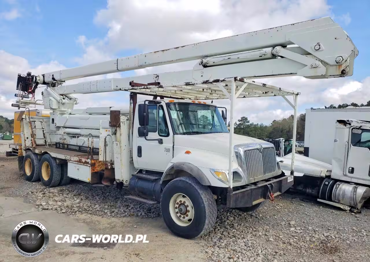 2005 Intl 7400 6X4 - Bucket Truck