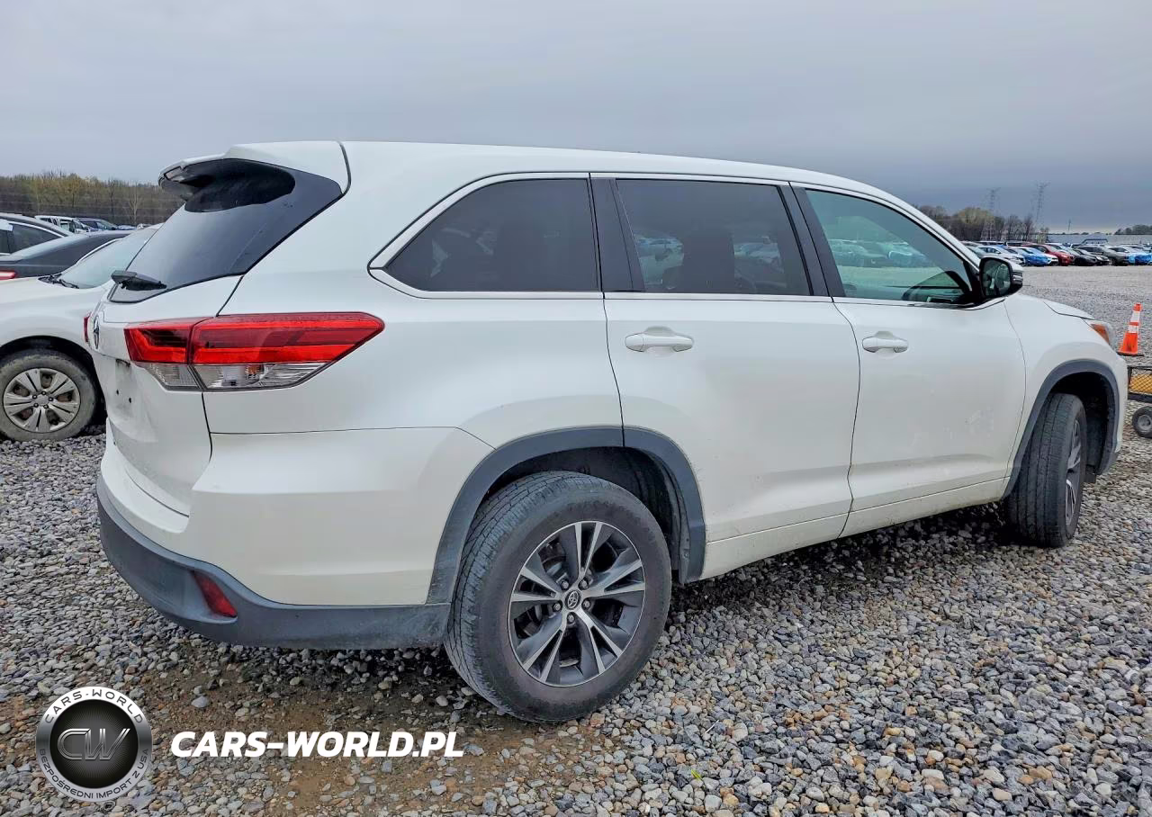 2018 Toyota Highlander Le VIN:5TDZZRFH6JS245866 - 3