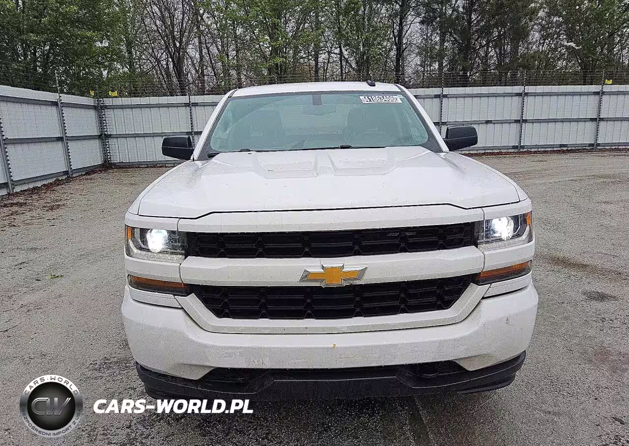 2018 Chevrolet Silverado K1500 Custom VIN:3GCUKPECXJG577493 - 5