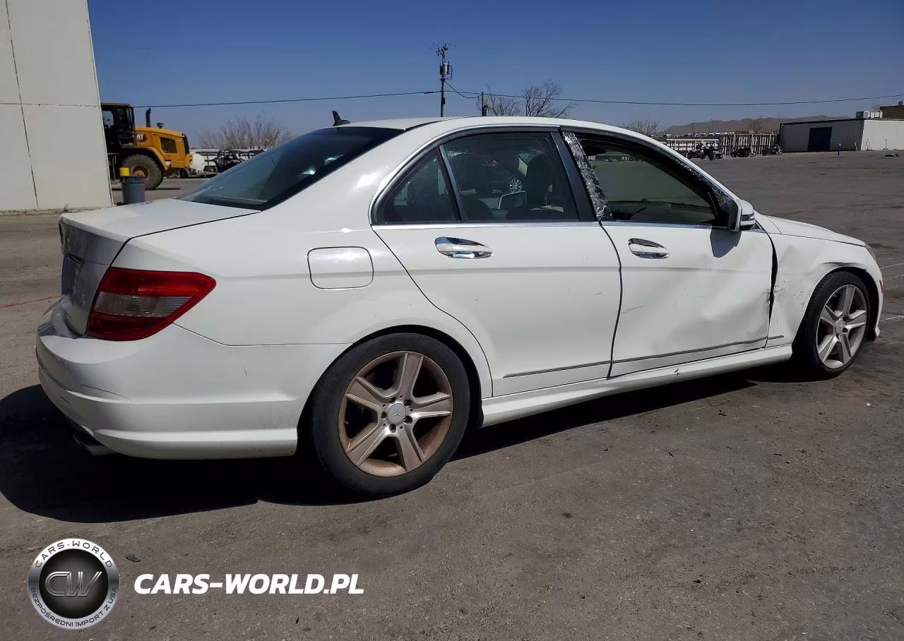 2011 Mercedes-Benz C 300 VIN:WDDGF5EBXBR156815 - 3