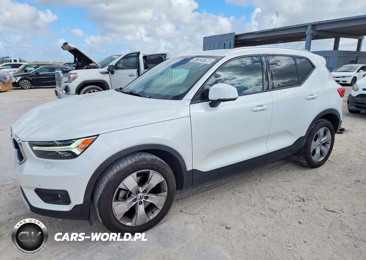 2022 Volvo Xc40 T5 Momentum