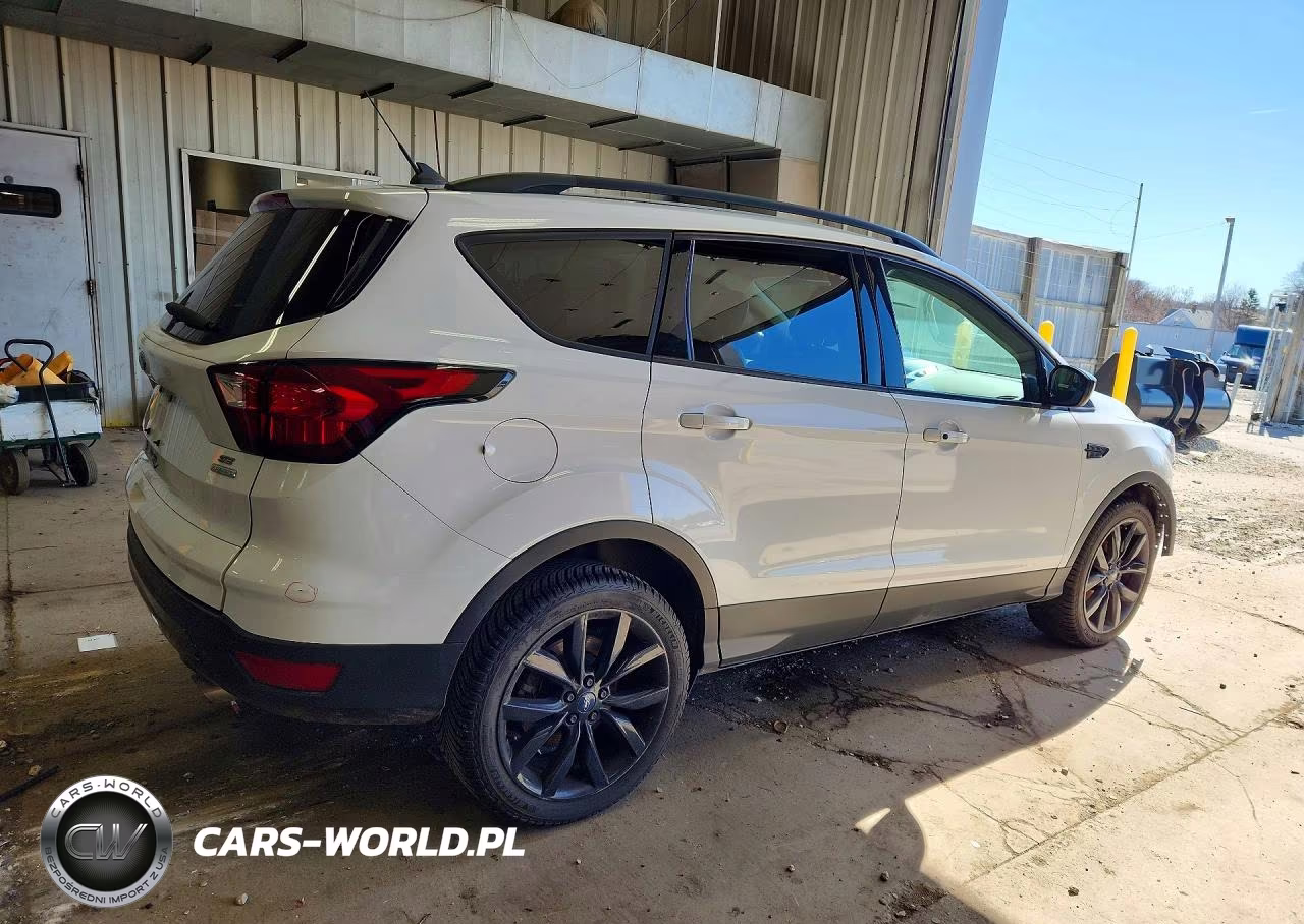 2019 Ford Escape Se VIN:1FMCU0GDXKUA93062 - 3