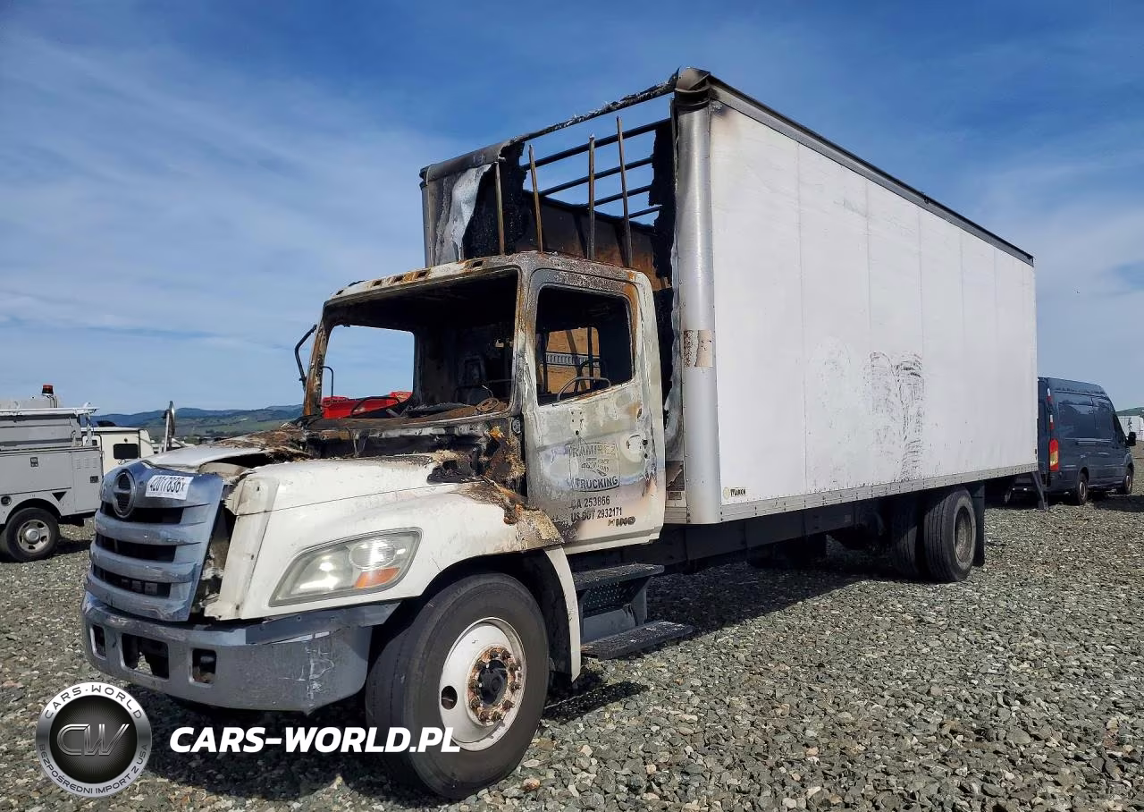 2013 Hino 338 Box Truck