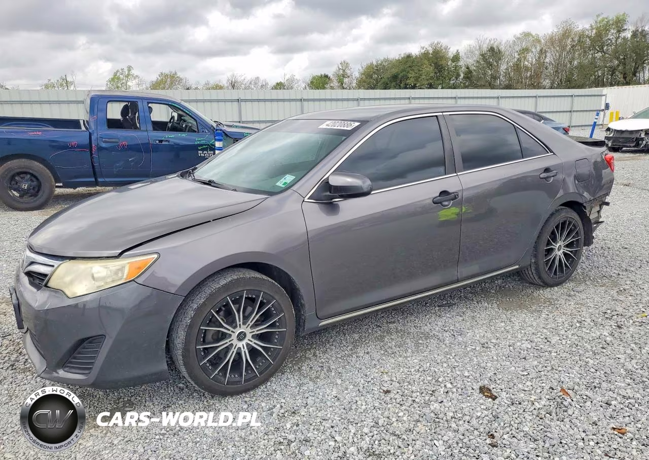 2014 Toyota Camry Le – zdjęcie 1 z 13