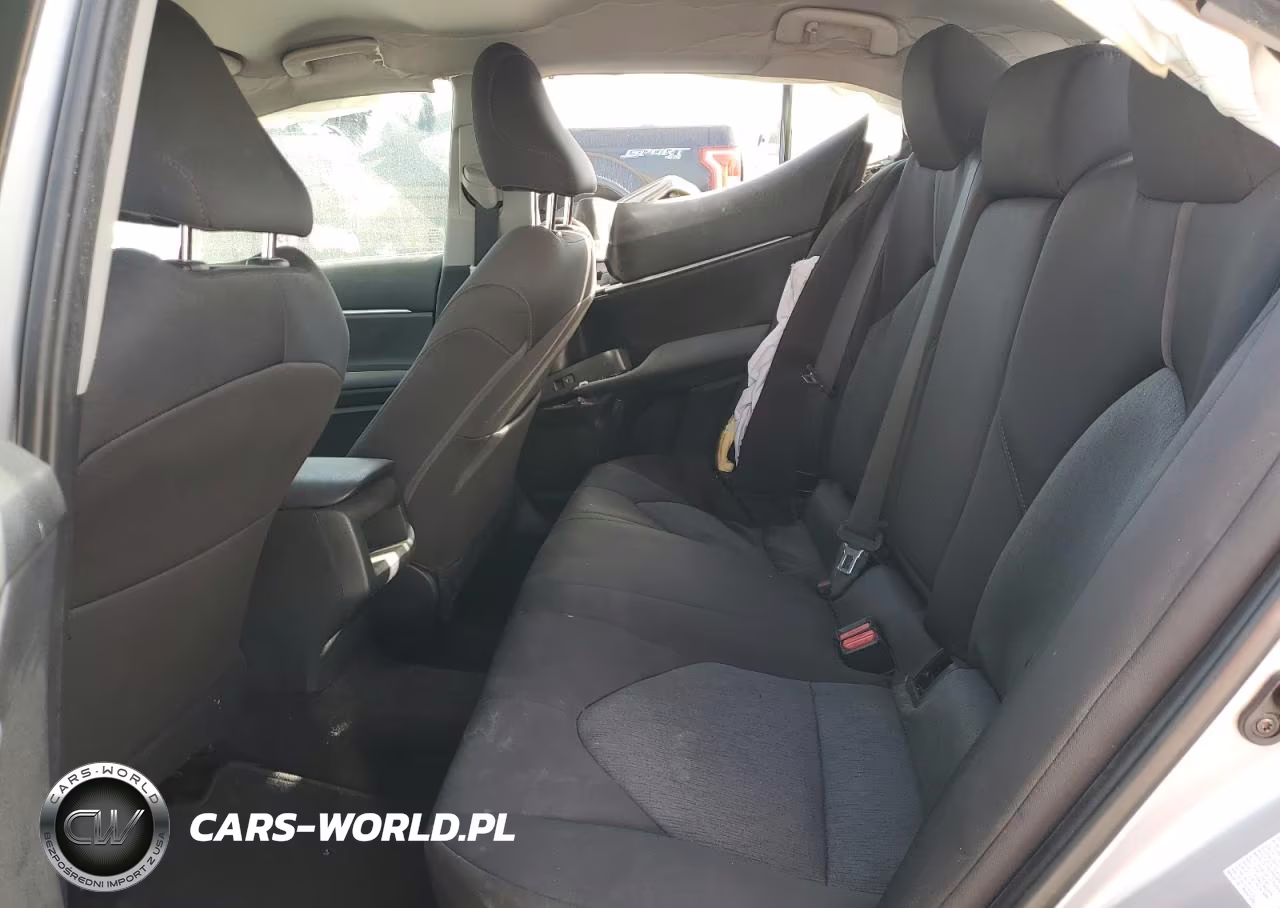 2018 Toyota Camry L VIN:4T1B11HK1JU554414 - 10