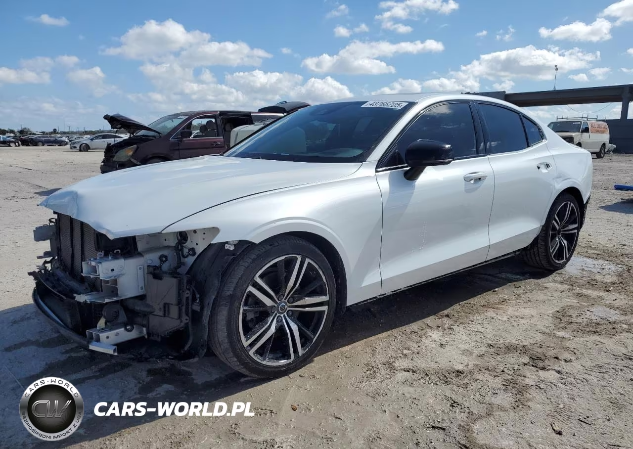 2020 Volvo S60 T5 R-Design – zdjęcie 1 z 13