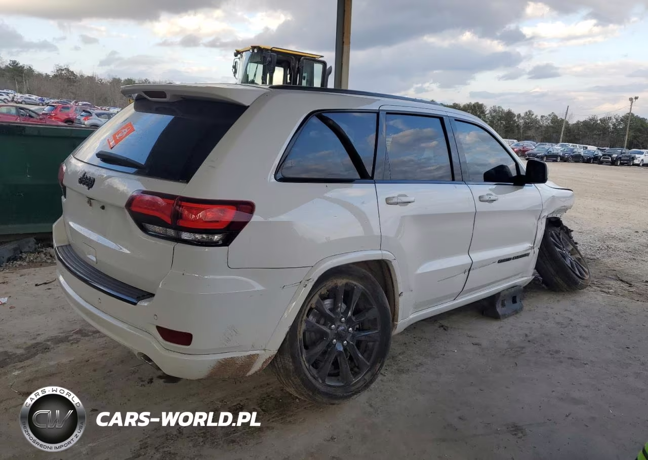 2018 Jeep Grand Cherokee Laredo VIN:1C4RJEAG3JC260342 - 3