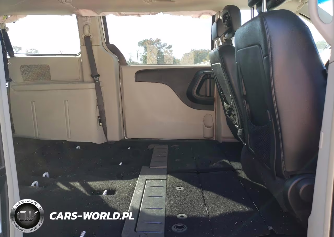 2015 Chrysler Town & Country Touring VIN:2C4RC1BG9FR638146 - 11