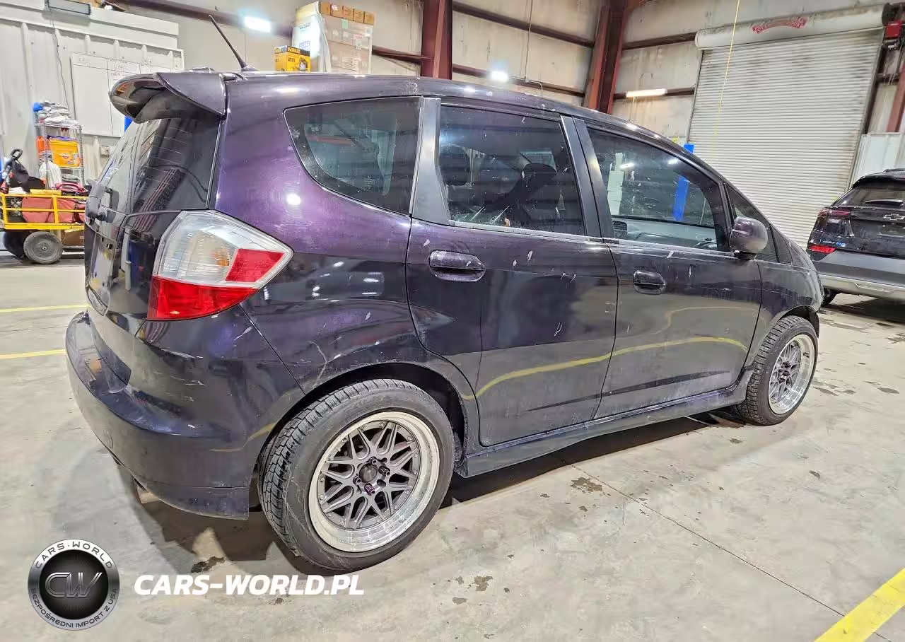 2013 Honda Fit Sport VIN:JHMGE8H61DC068981 - 3