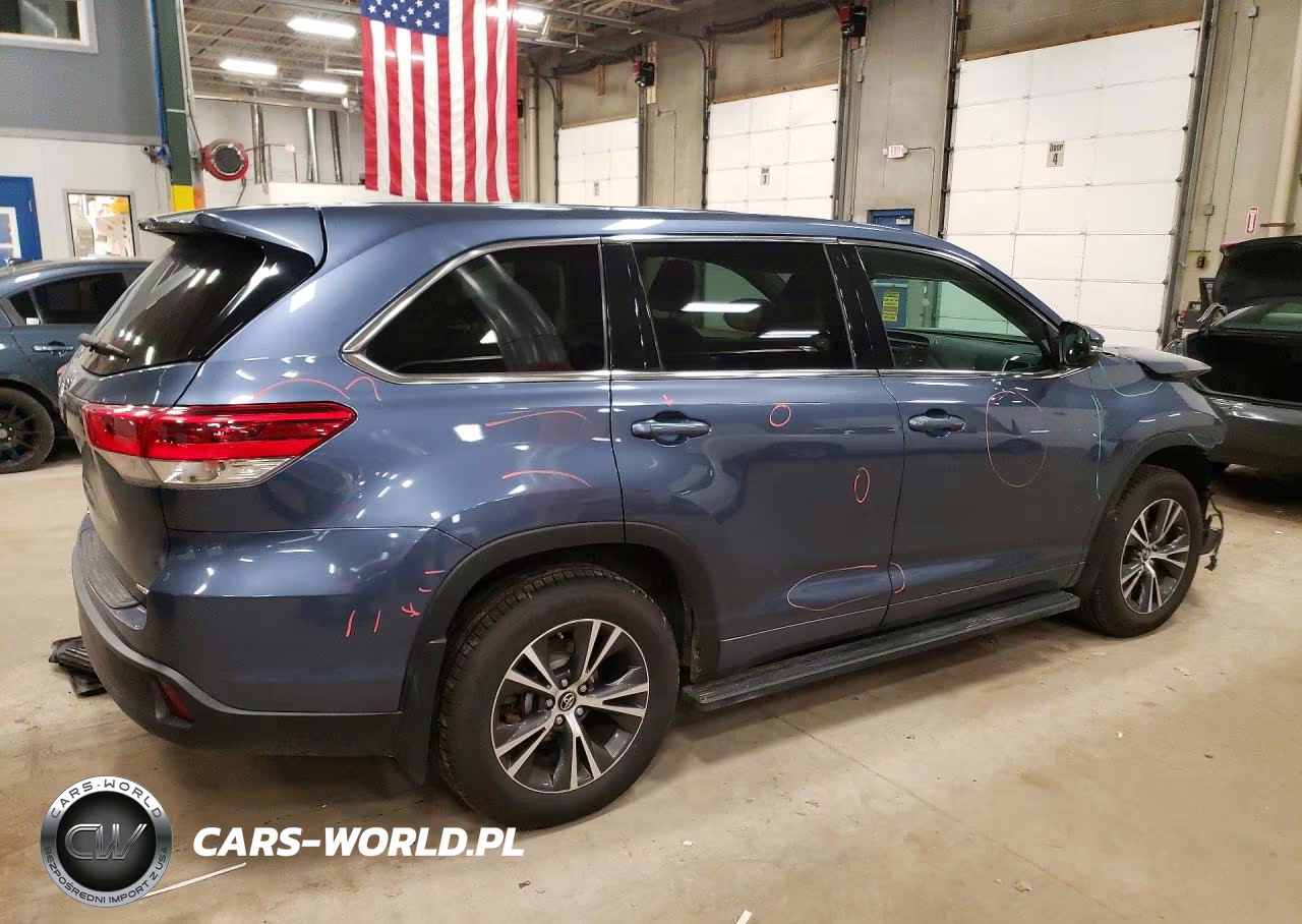 2018 Toyota Highlander Le VIN:5TDBZRFH5JS841231 - 3