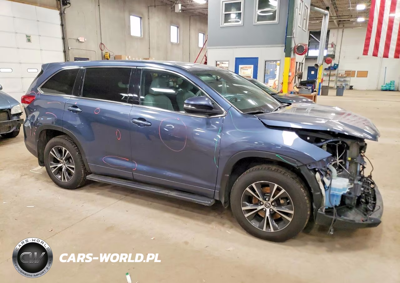 2018 Toyota Highlander Le VIN:5TDBZRFH5JS841231 - 4