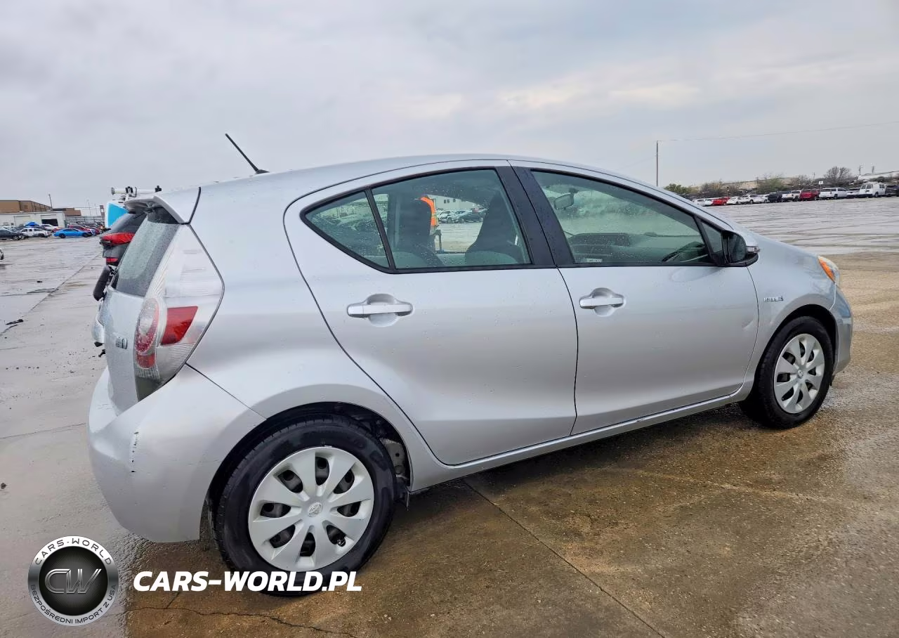 2014 Toyota Prius C One VIN:JTDKDTB37E1064558 - 3