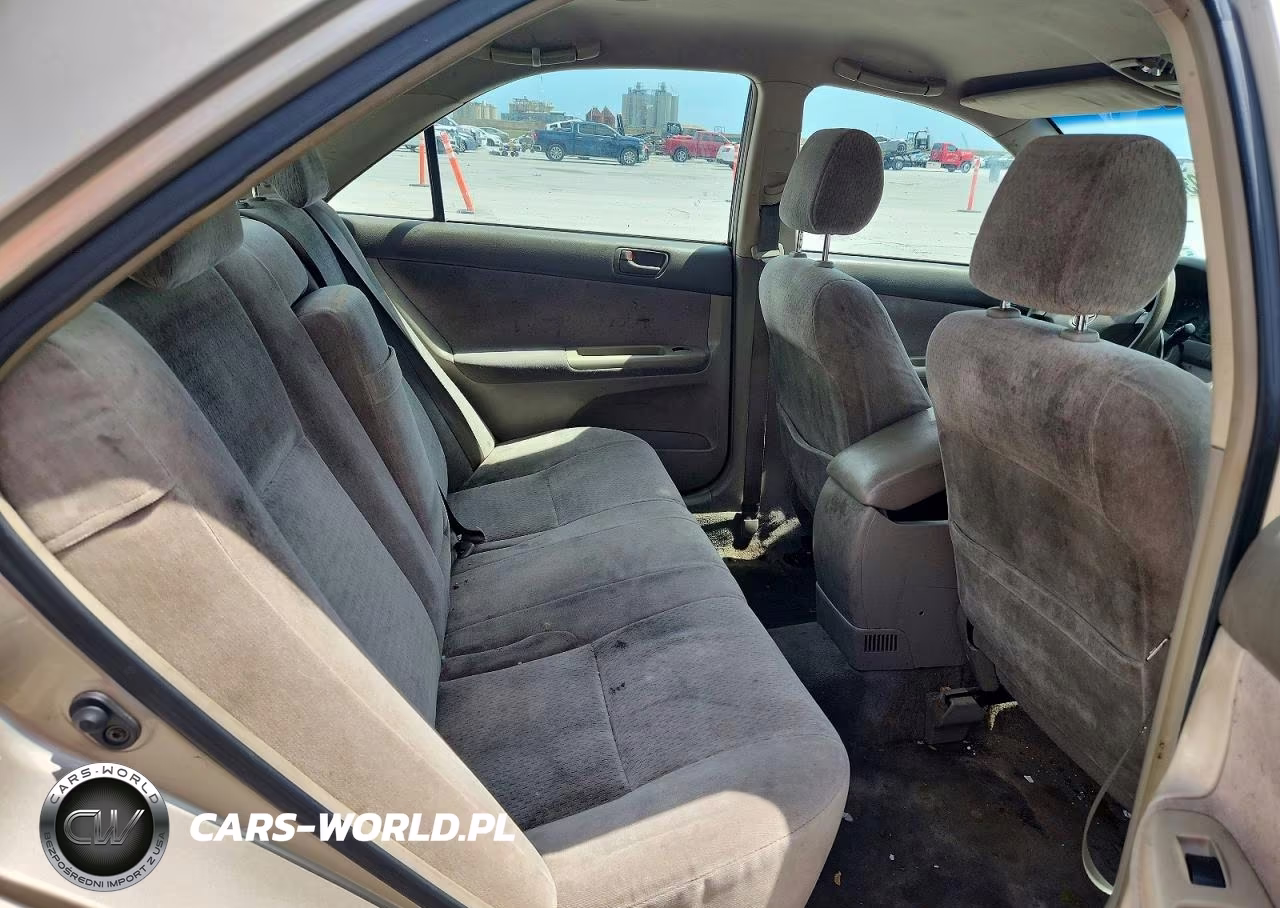 2002 Toyota Camry Le VIN:JTDBE32K820036922 - 10