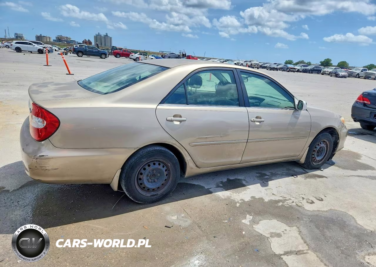 2002 Toyota Camry Le VIN:JTDBE32K820036922 - 3