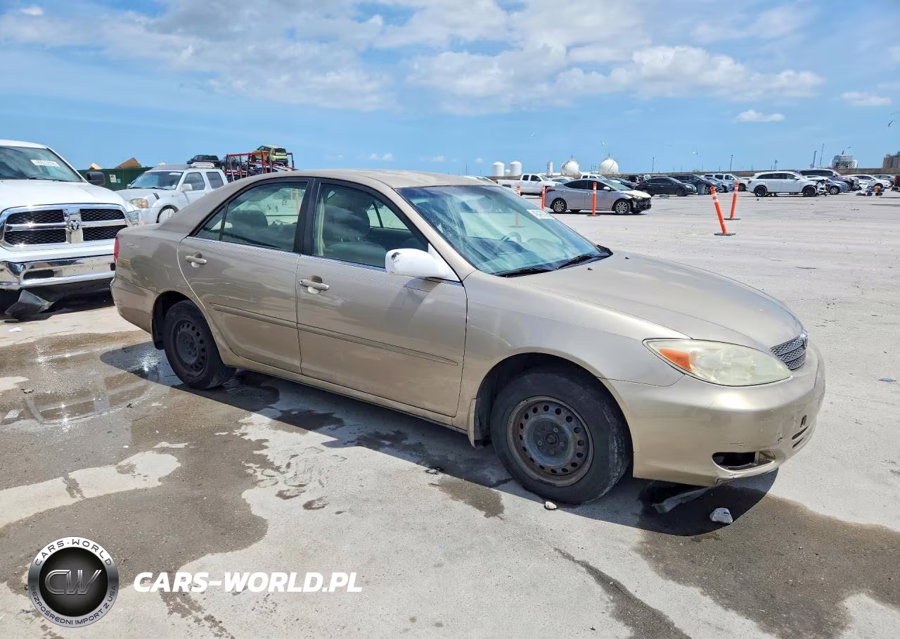 2002 Toyota Camry Le VIN:JTDBE32K820036922 - 4