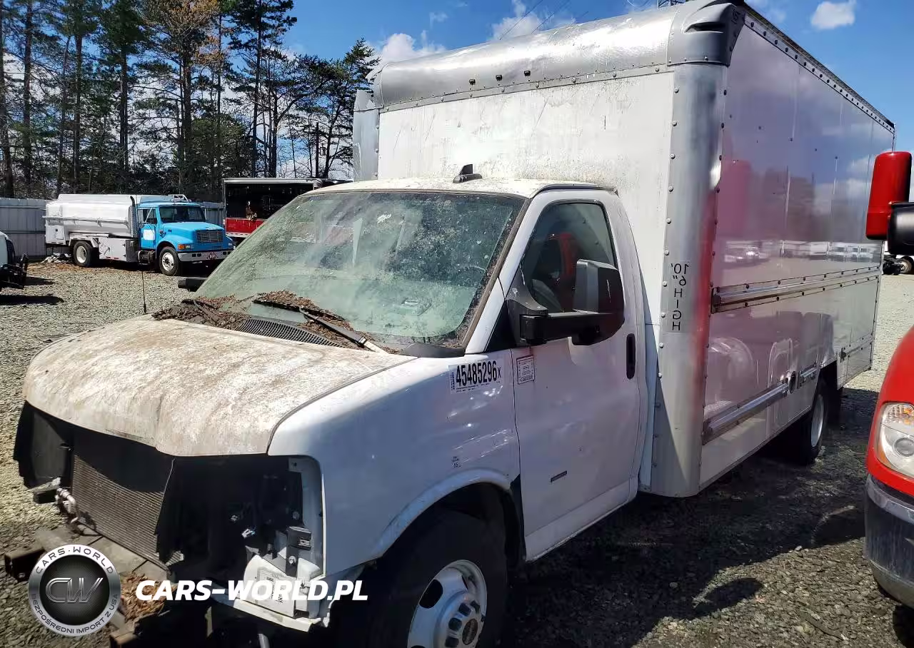 2022 GMC Savana Box Truck