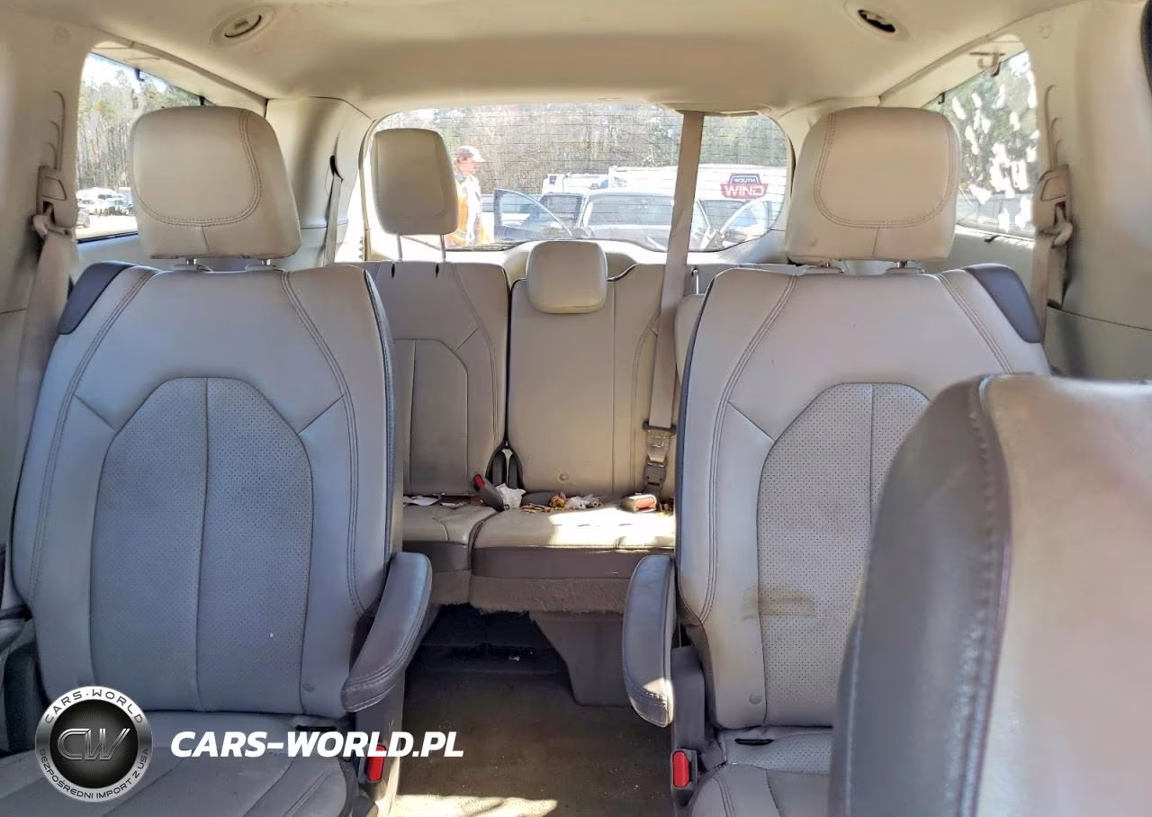 2018 Chrysler Pacifica Touring L VIN:2C4RC1BG8JR128556 - 10