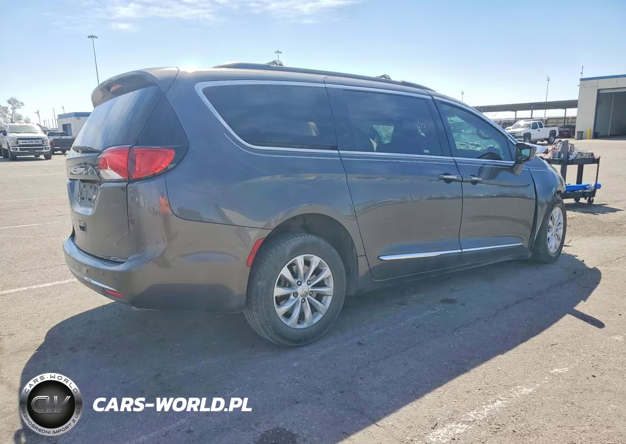2017 Chrysler Pacifica Touring L VIN:2C4RC1BG5HR642665 - 3