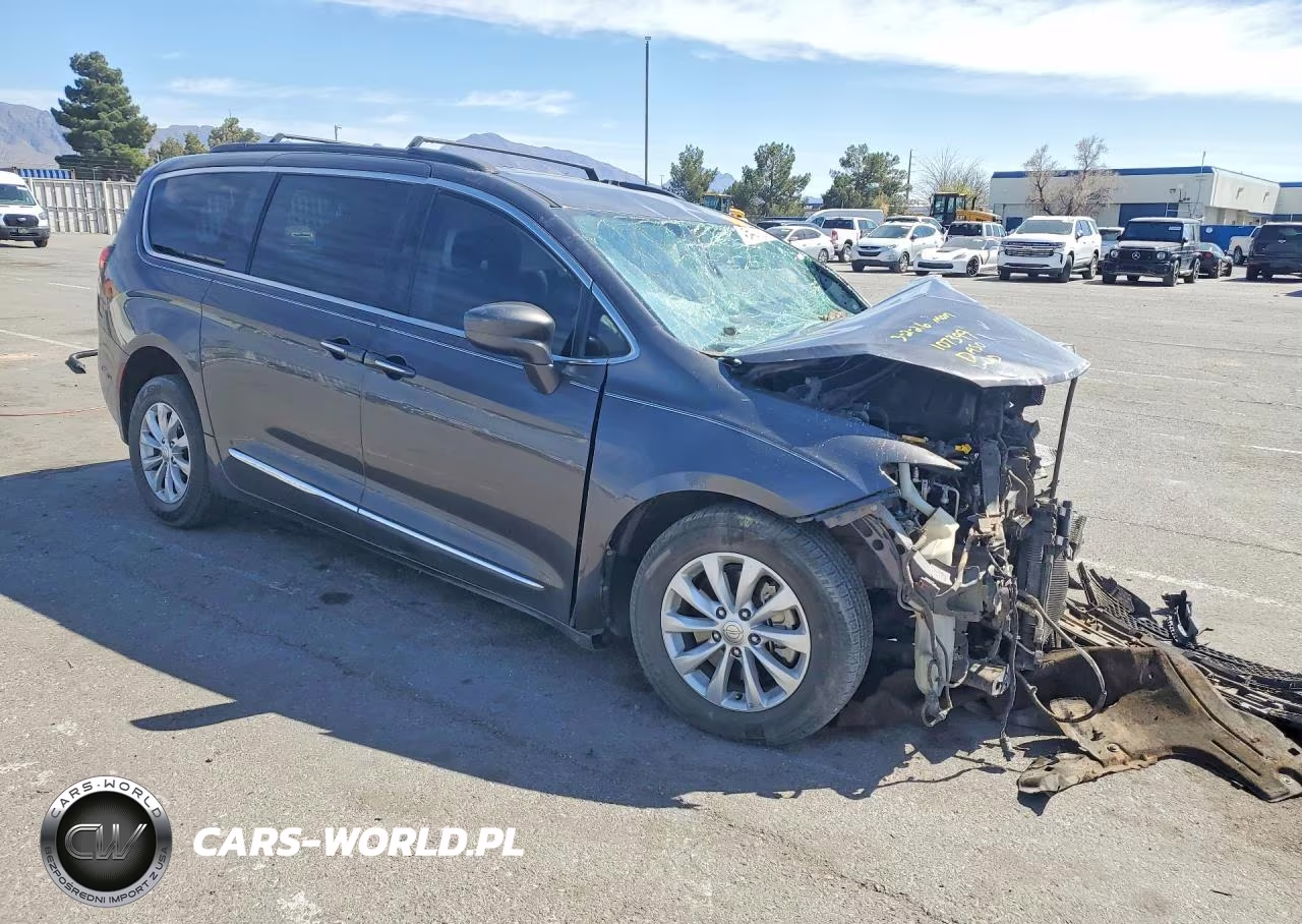 2017 Chrysler Pacifica Touring L VIN:2C4RC1BG5HR642665 - 4