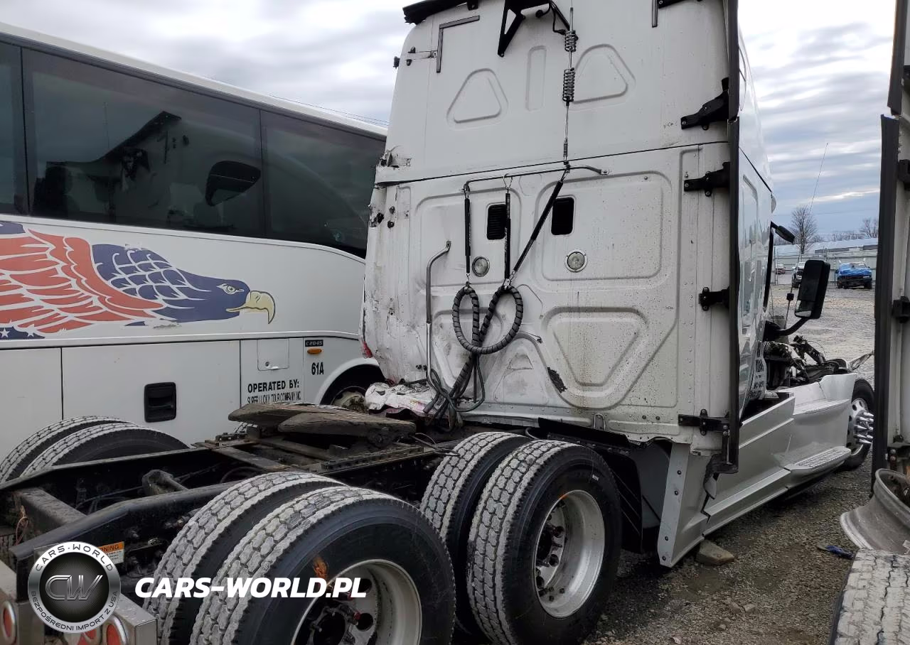 2015 Freightliner Cascadia 125 VIN:1FUJGLD56FLGC3807 - 4