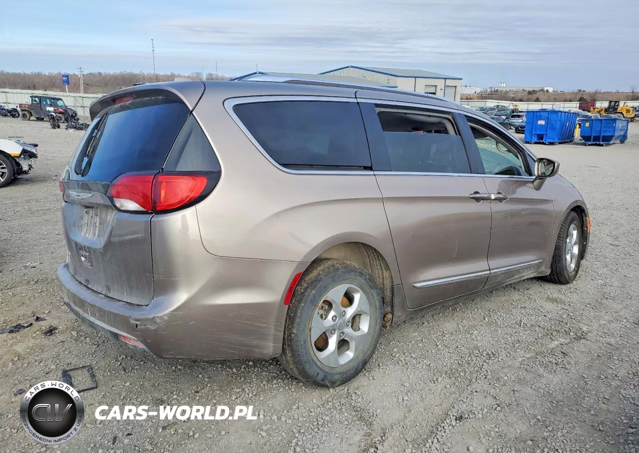 2017 Chrysler Pacifica Touring L Plus VIN:2C4RC1EG1HR628029 - 3