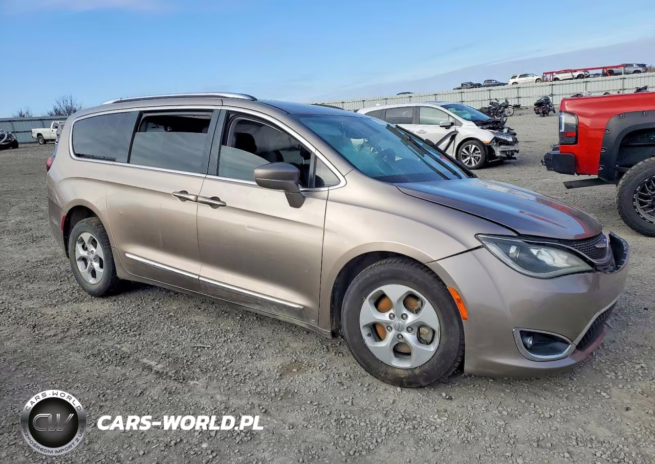 2017 Chrysler Pacifica Touring L Plus VIN:2C4RC1EG1HR628029 - 4