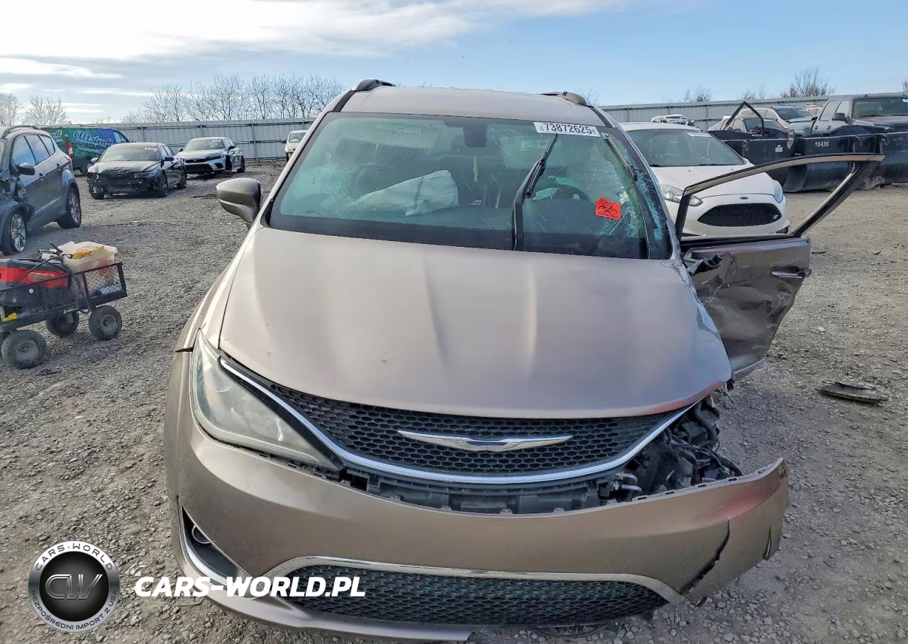 2017 Chrysler Pacifica Touring L Plus VIN:2C4RC1EG1HR628029 - 5