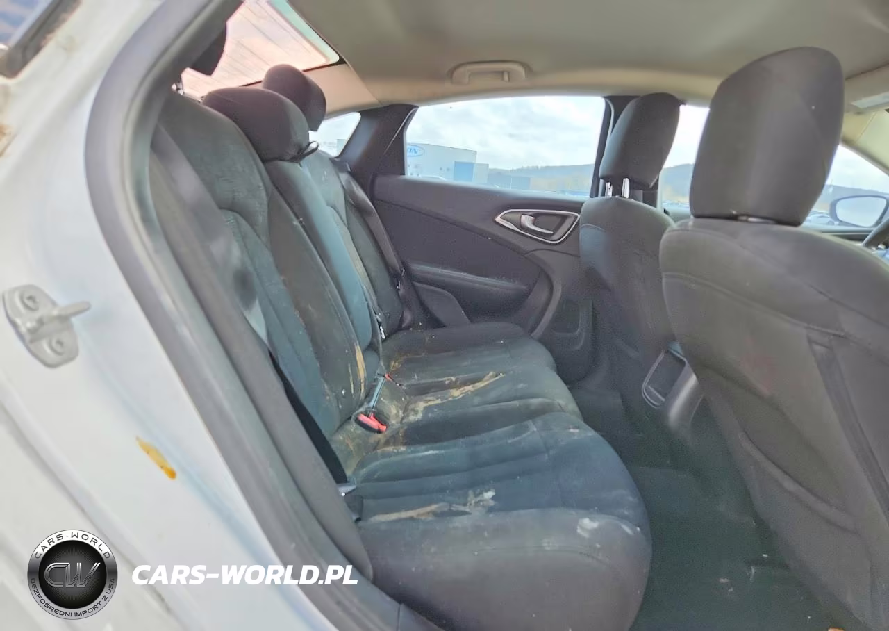 2016 Chrysler 200 VIN:1C3CCCFB7GN120054 - 10