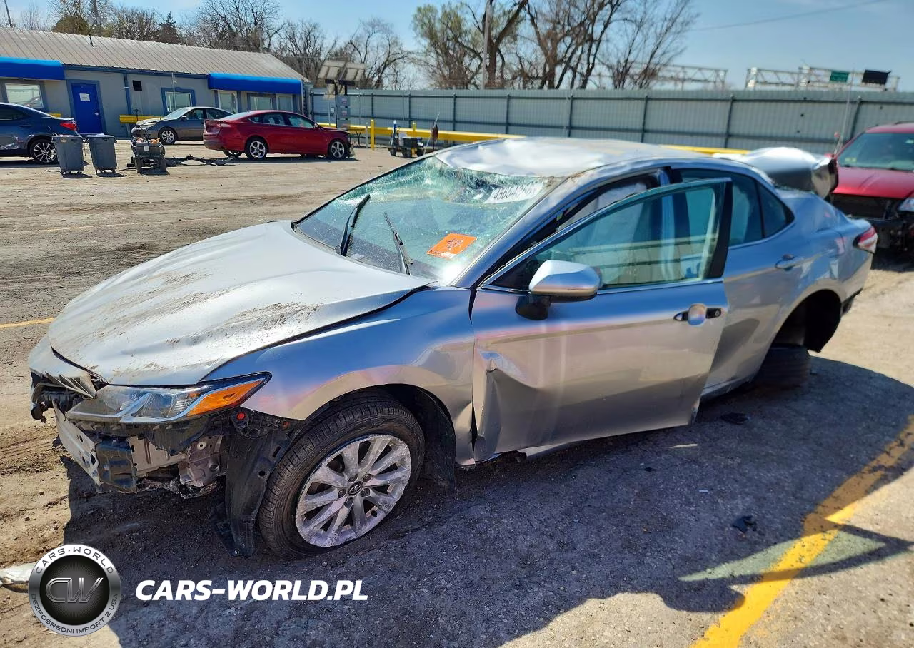 2020 Toyota Camry Le – zdjęcie 1 z 12