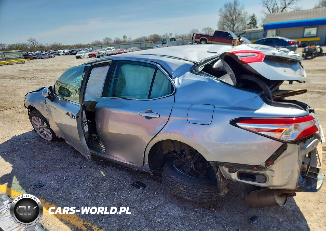 2020 Toyota Camry Le VIN:4T1C11AK5LU943526 - 2