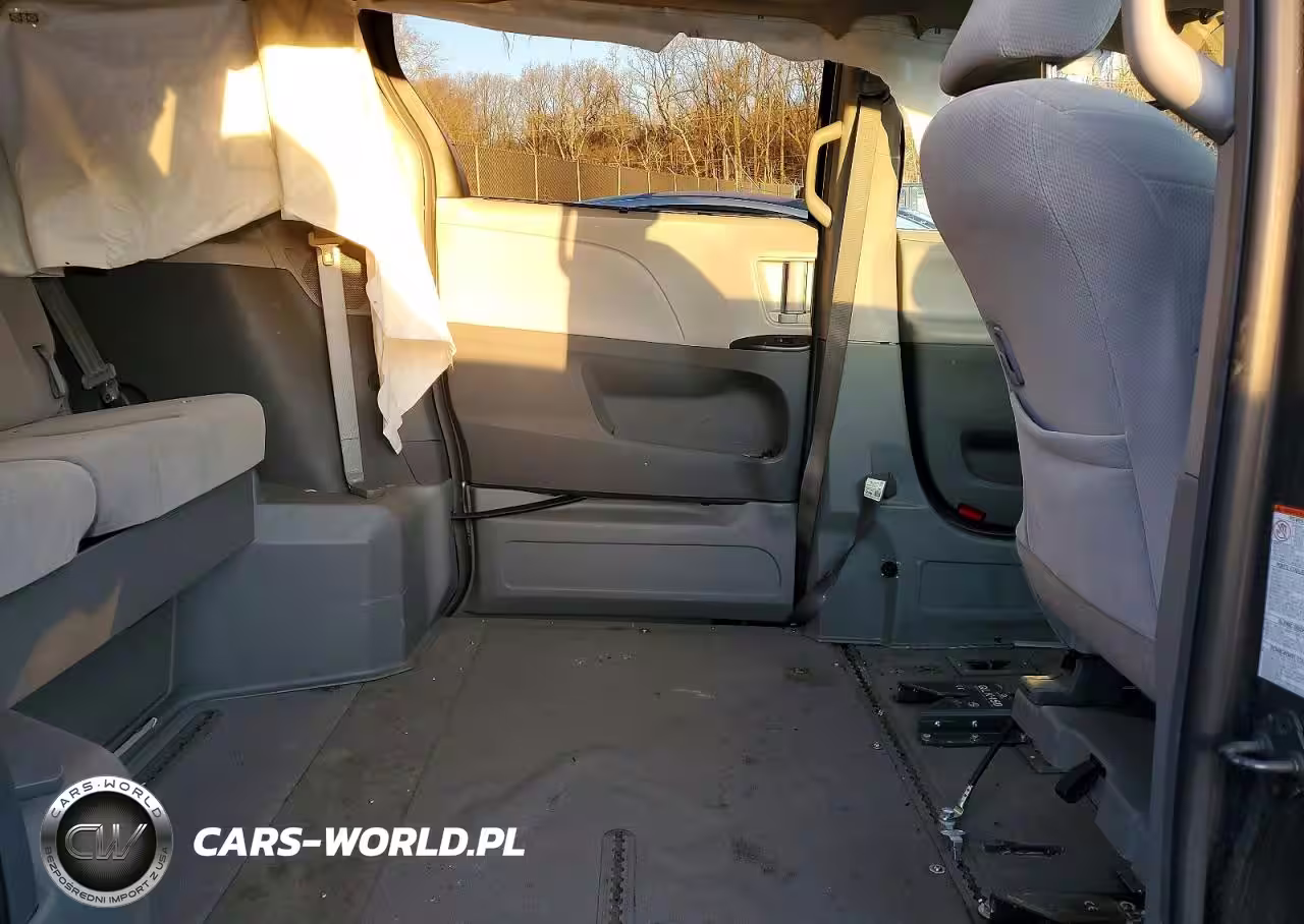 2019 Toyota Sienna Le 8-Passenger VIN:5TDKZ3DC0KS983931 - 10