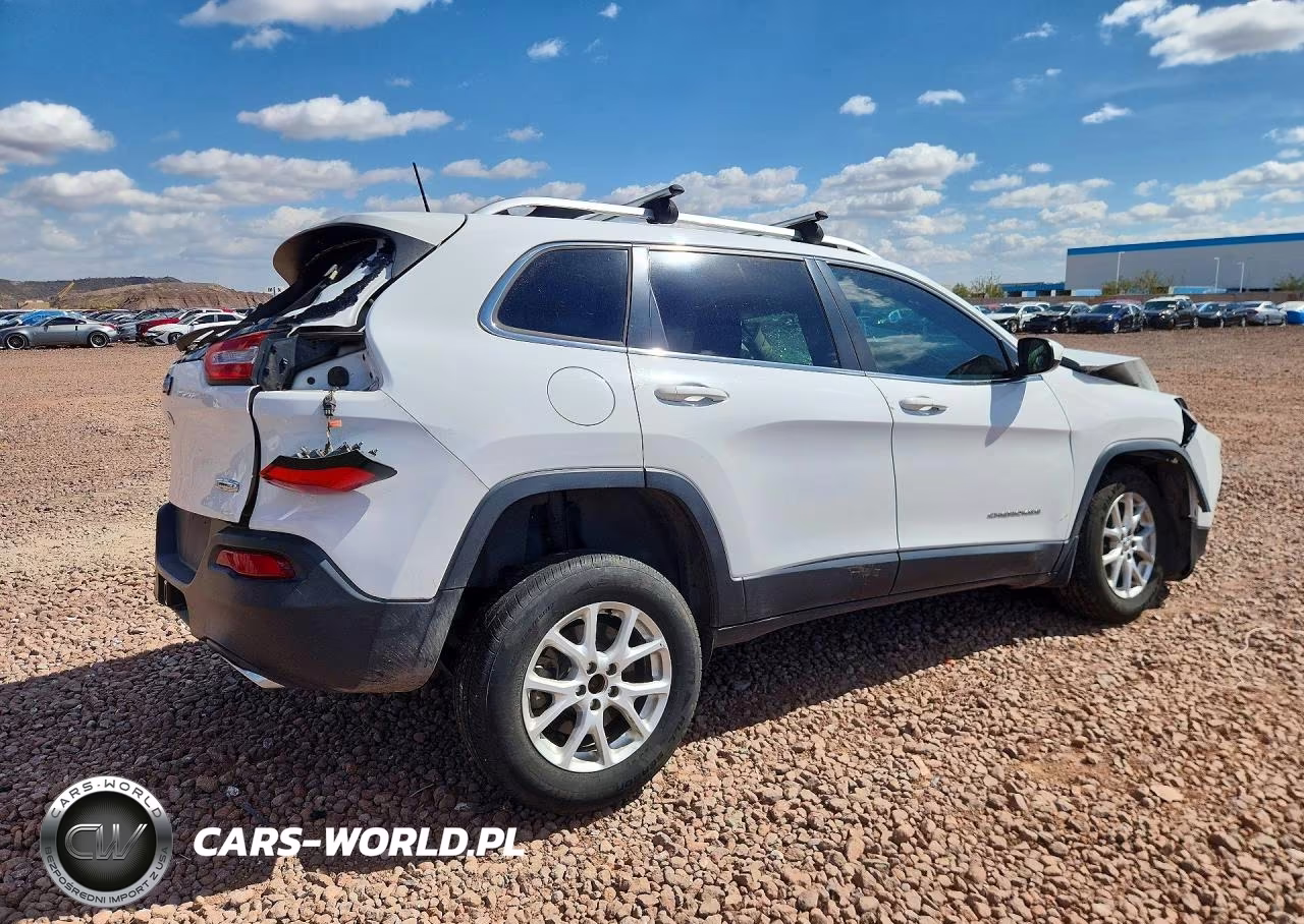 2017 Jeep Cherokee Latitude VIN:1C4PJMCS3HD227557 - 3