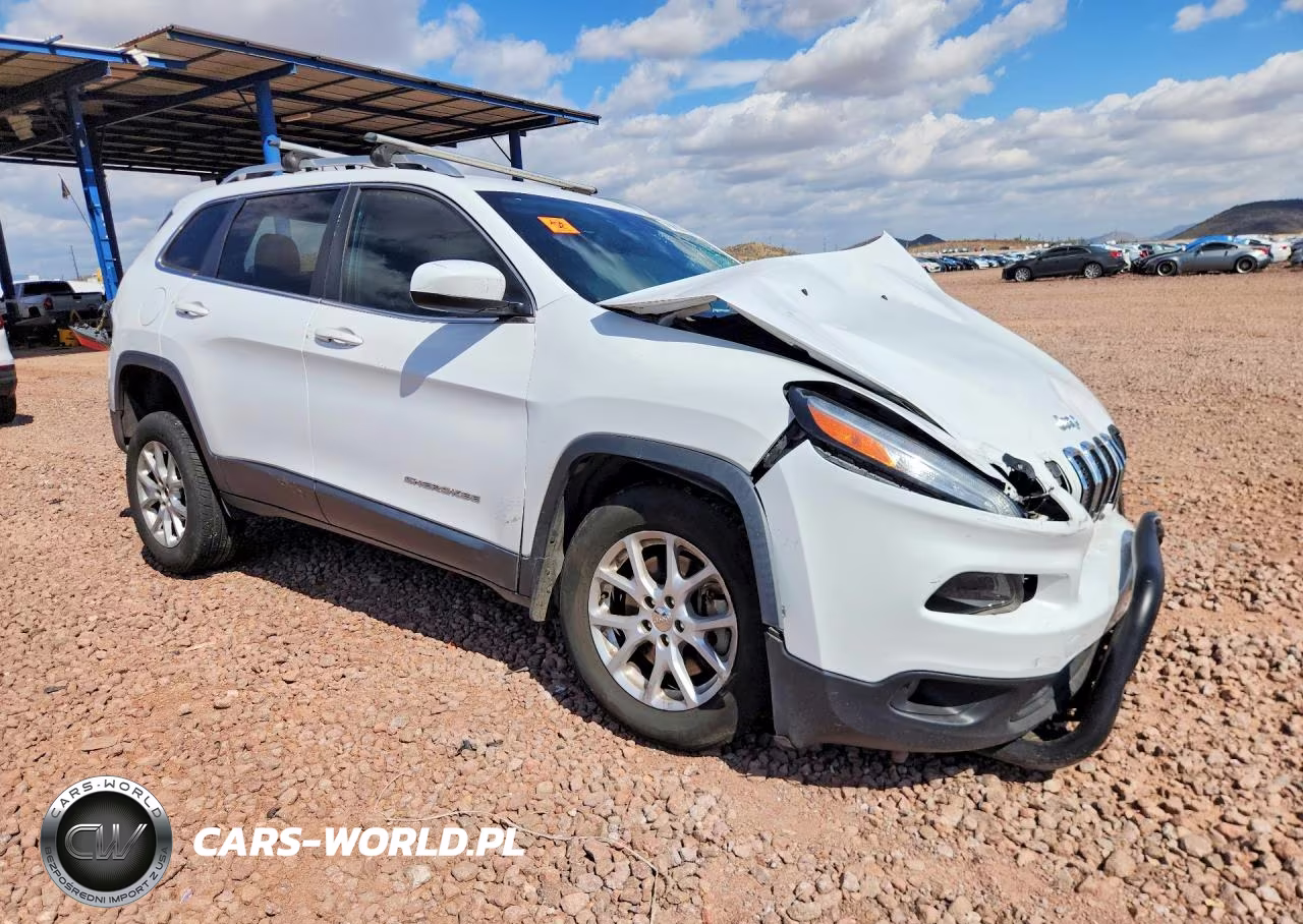 2017 Jeep Cherokee Latitude VIN:1C4PJMCS3HD227557 - 4