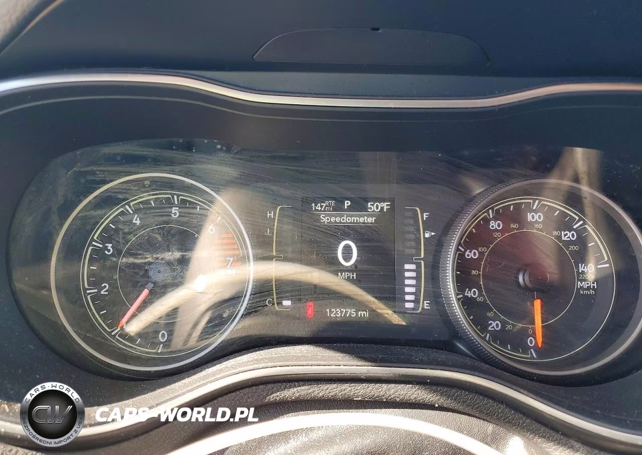 2019 Jeep Cherokee Latitude Plus VIN:1C4PJLLB9KD419924 - 9