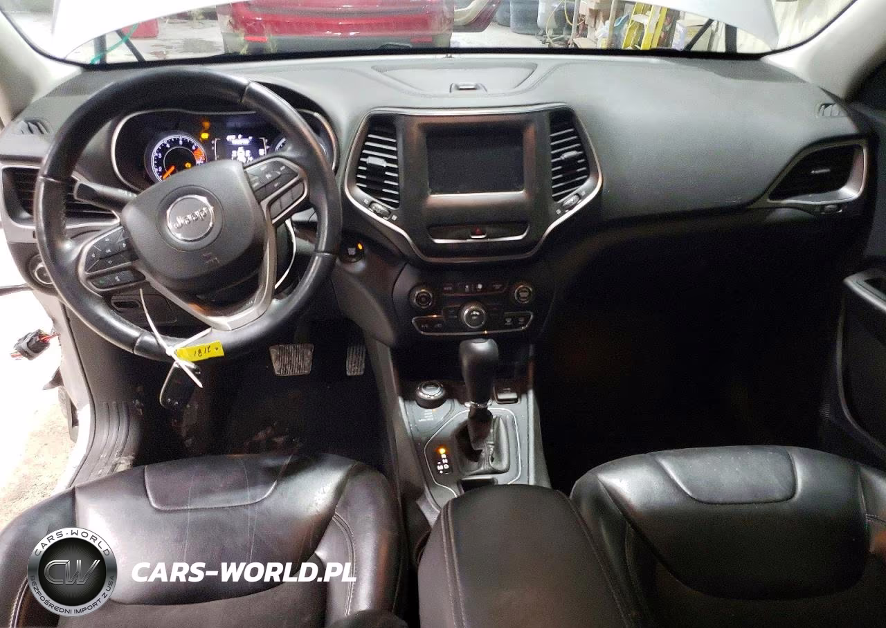 2019 Jeep Cherokee Latitude Plus VIN:1C4PJMLB2KD181470 - 8