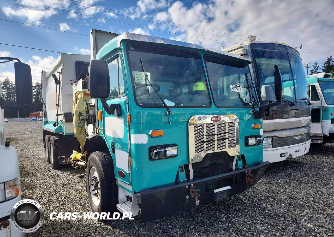 2015 Peterbilt 320 Refuse Truck