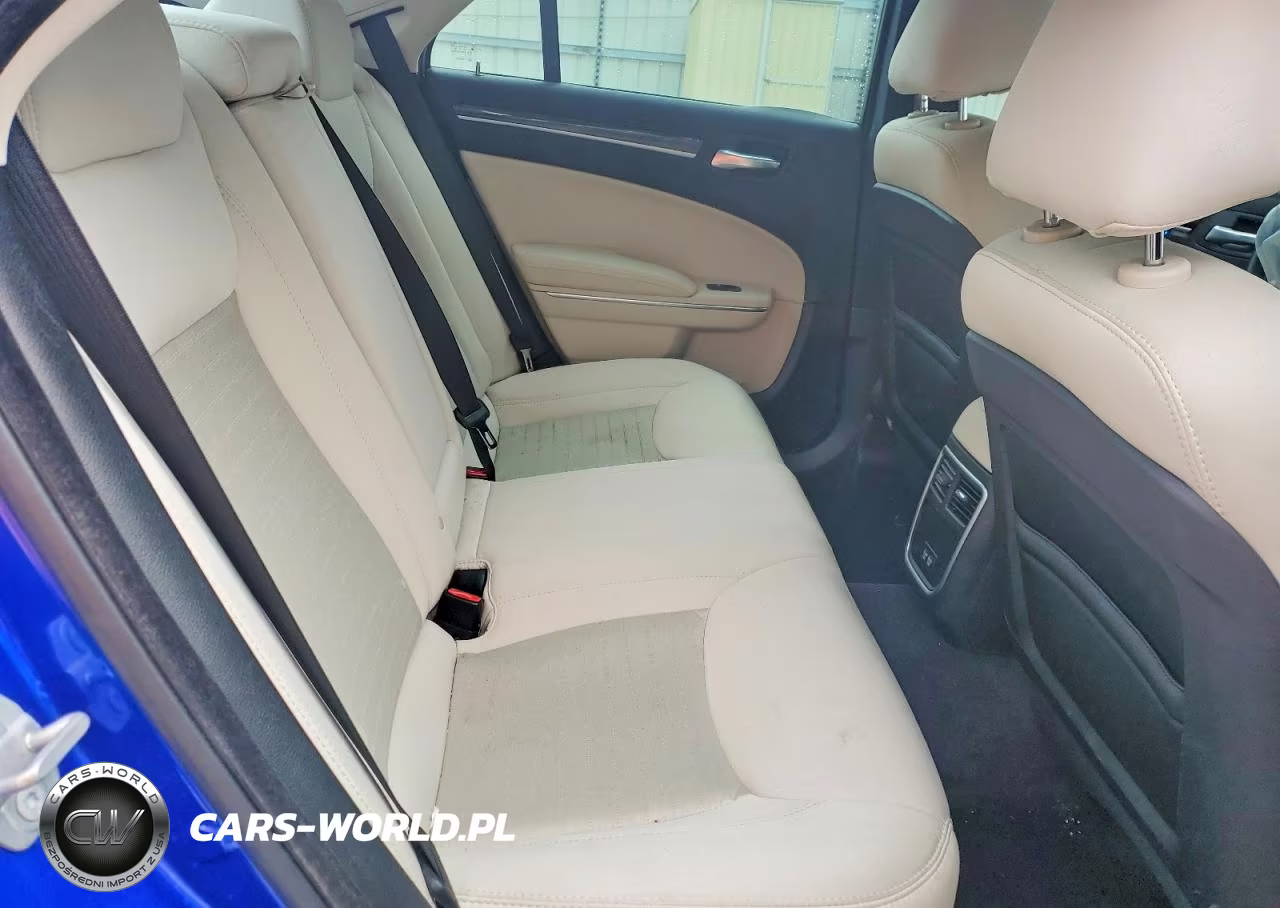 2018 Chrysler 300 Touring VIN:2C3CCAAG0JH293972 - 10