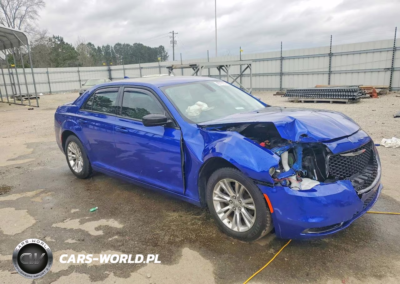 2018 Chrysler 300 Touring VIN:2C3CCAAG0JH293972 - 4