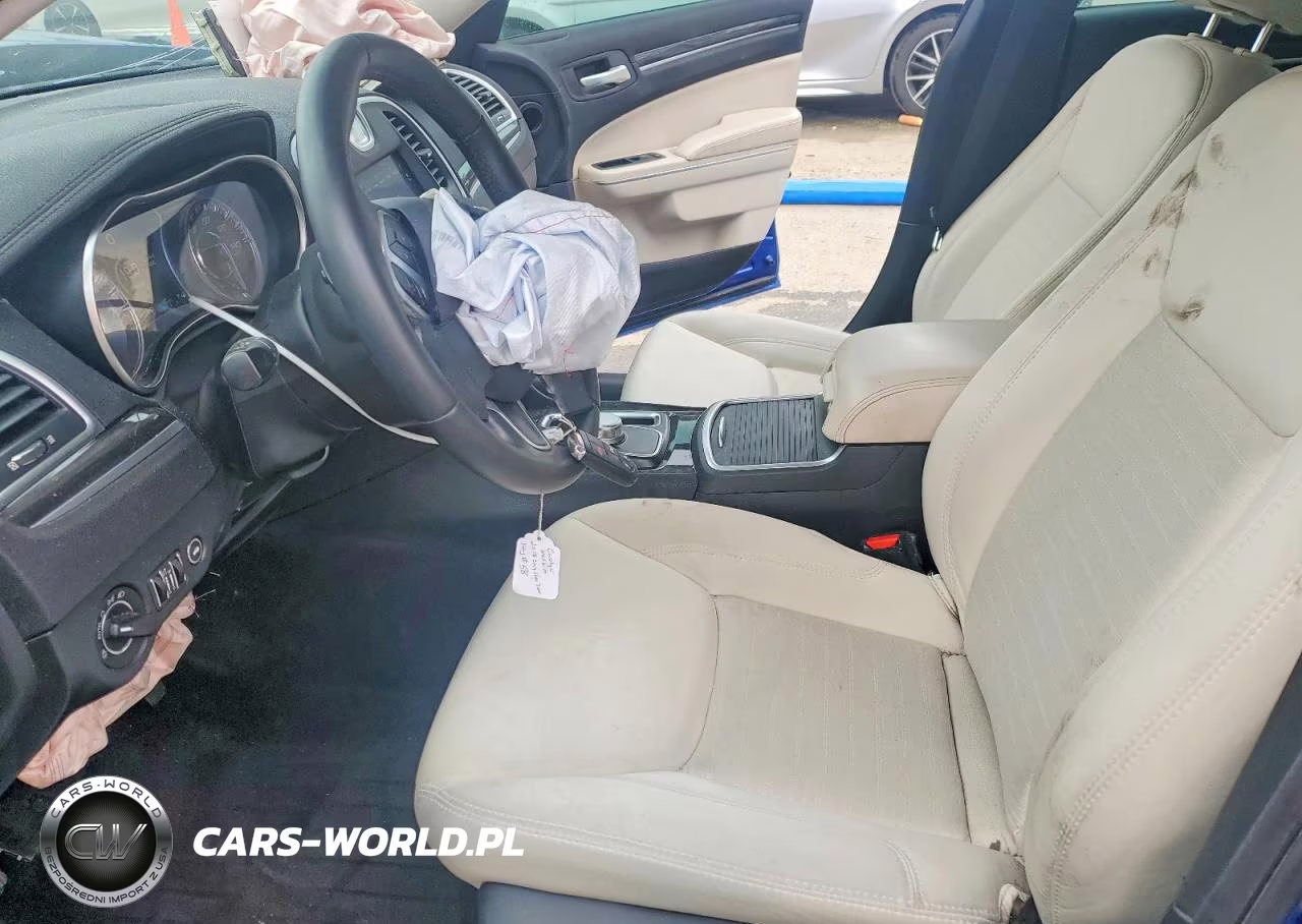 2018 Chrysler 300 Touring VIN:2C3CCAAG0JH293972 - 7